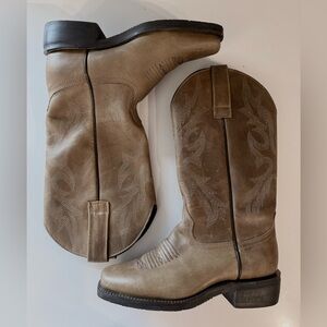 Masterson Boot company subtle olive green cowboy cowgirl boots. Size 6